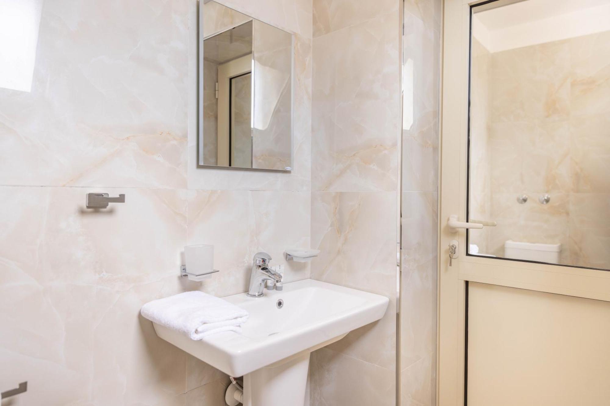 Hotel Vila Max Durrës Buitenkant foto