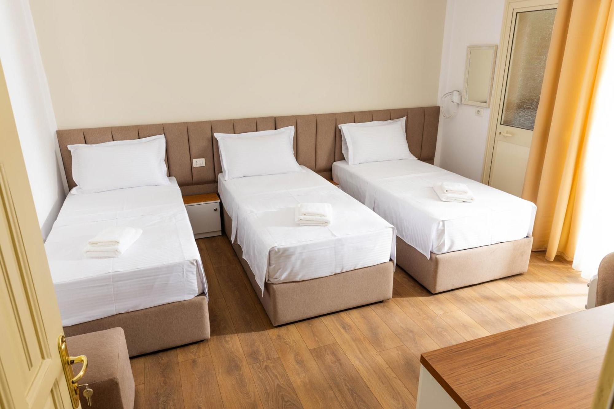 Hotel Vila Max Durrës Buitenkant foto
