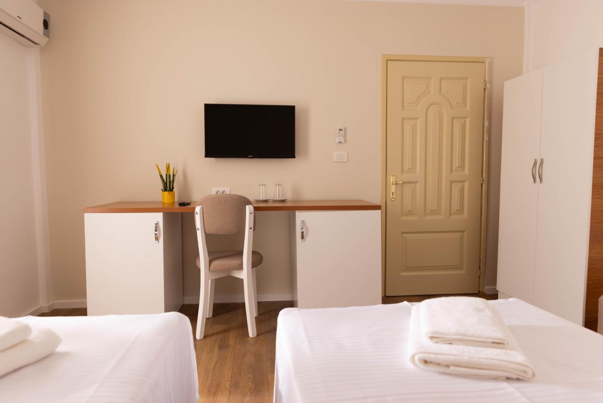Hotel Vila Max Durrës Buitenkant foto
